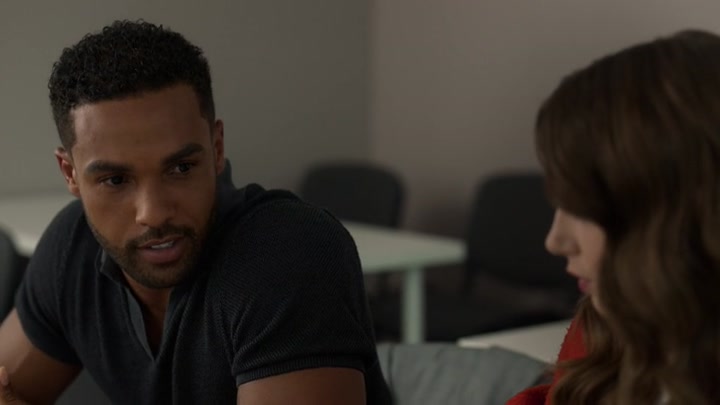 Emily_in_Paris_S02E05_WEBRip_x264-ION10_0651.jpg