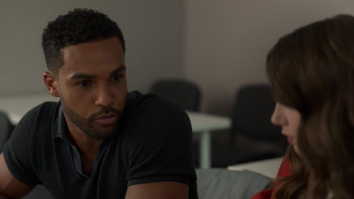Emily_in_Paris_S02E05_WEBRip_x264-ION10_0652.jpg