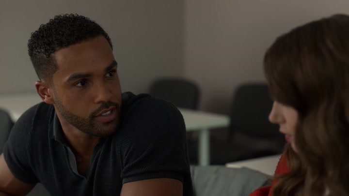Emily_in_Paris_S02E05_WEBRip_x264-ION10_0653.jpg