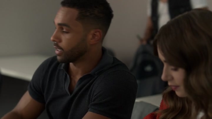 Emily_in_Paris_S02E05_WEBRip_x264-ION10_0660.jpg