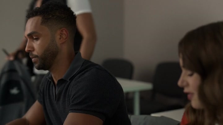 Emily_in_Paris_S02E05_WEBRip_x264-ION10_0662.jpg