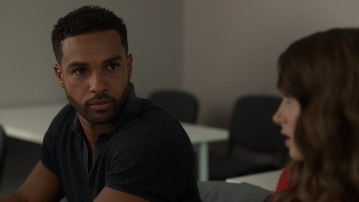 Emily_in_Paris_S02E05_WEBRip_x264-ION10_0666.jpg