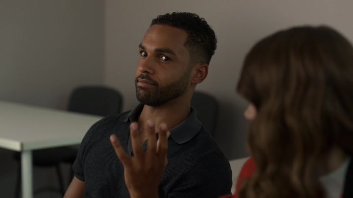 Emily_in_Paris_S02E05_WEBRip_x264-ION10_0670.jpg