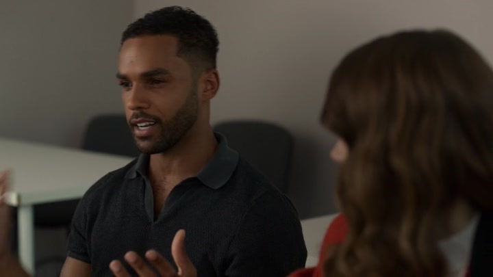 Emily_in_Paris_S02E05_WEBRip_x264-ION10_0671.jpg