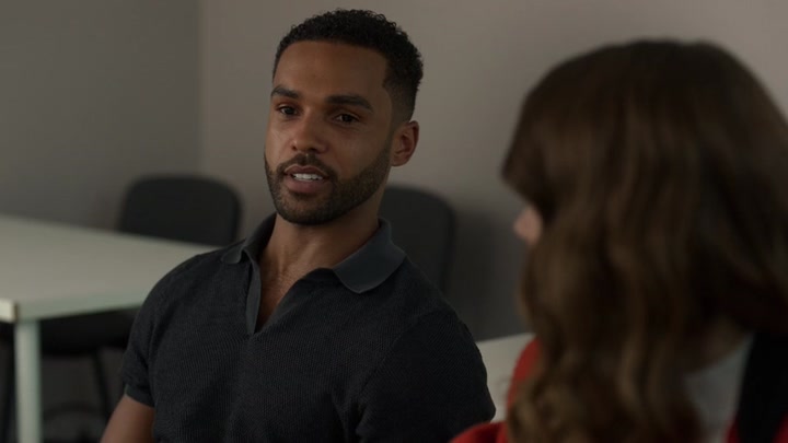 Emily_in_Paris_S02E05_WEBRip_x264-ION10_0680.jpg
