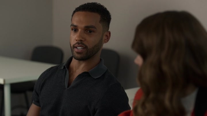 Emily_in_Paris_S02E05_WEBRip_x264-ION10_0682.jpg
