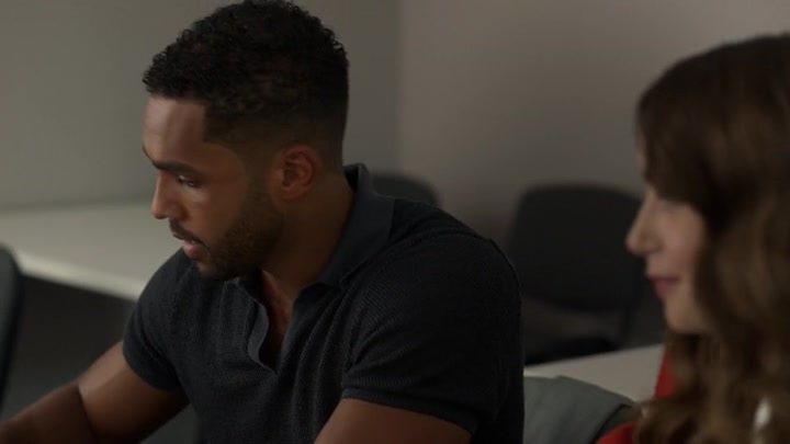 Emily_in_Paris_S02E05_WEBRip_x264-ION10_0686.jpg