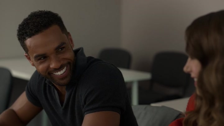 Emily_in_Paris_S02E05_WEBRip_x264-ION10_0690.jpg