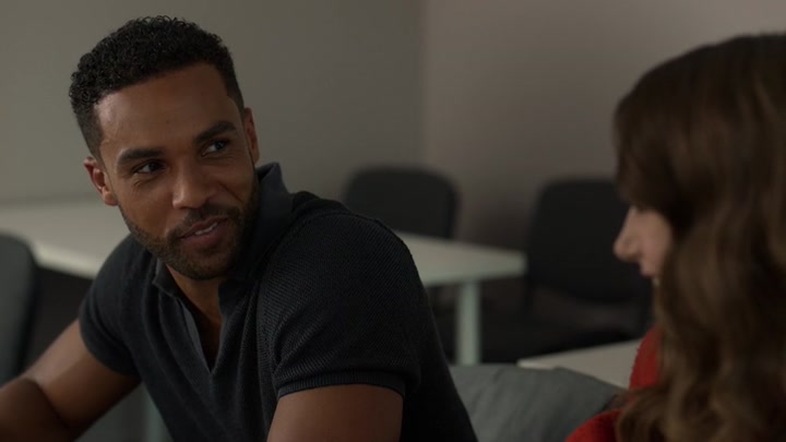 Emily_in_Paris_S02E05_WEBRip_x264-ION10_0694.jpg