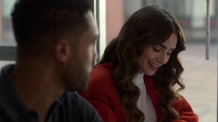 Emily_in_Paris_S02E05_WEBRip_x264-ION10_0698.jpg