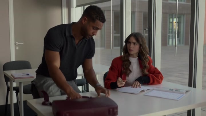 Emily_in_Paris_S02E05_WEBRip_x264-ION10_0703.jpg