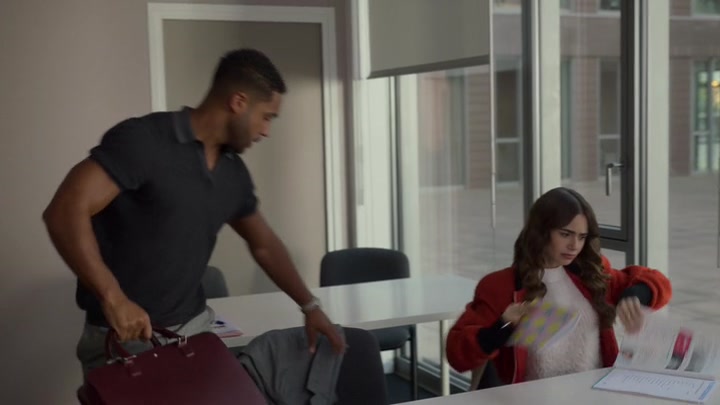 Emily_in_Paris_S02E05_WEBRip_x264-ION10_0705.jpg