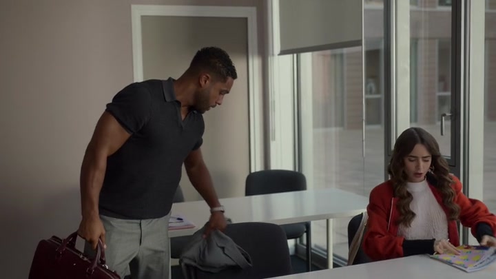 Emily_in_Paris_S02E05_WEBRip_x264-ION10_0706.jpg