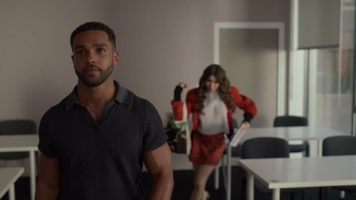 Emily_in_Paris_S02E05_WEBRip_x264-ION10_0711.jpg