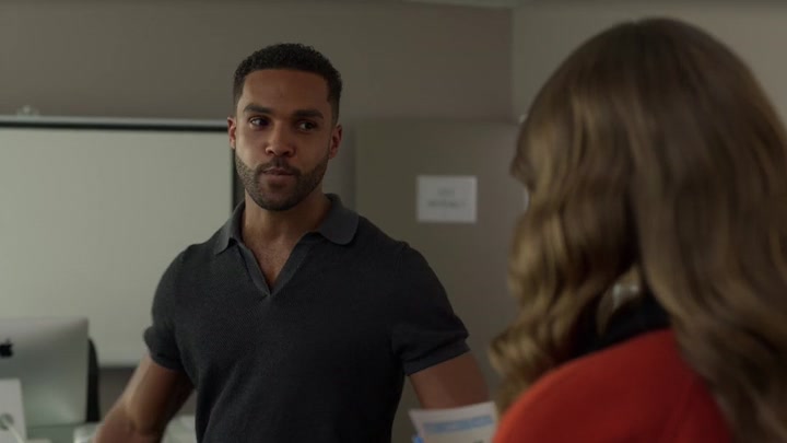 Emily_in_Paris_S02E05_WEBRip_x264-ION10_0717.jpg