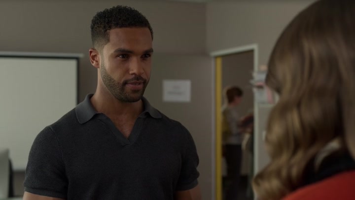 Emily_in_Paris_S02E05_WEBRip_x264-ION10_0730.jpg