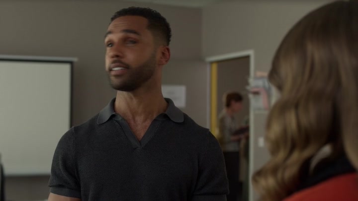 Emily_in_Paris_S02E05_WEBRip_x264-ION10_0762.jpg