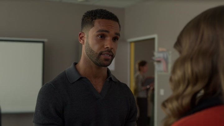 Emily_in_Paris_S02E05_WEBRip_x264-ION10_0778.jpg