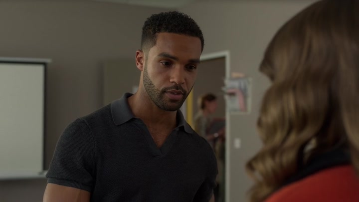 Emily_in_Paris_S02E05_WEBRip_x264-ION10_0800.jpg