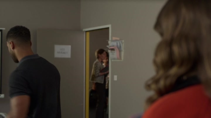 Emily_in_Paris_S02E05_WEBRip_x264-ION10_0805.jpg
