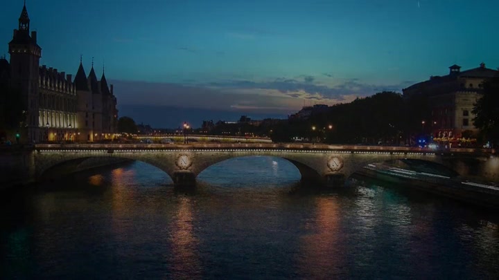 Emily_in_Paris_S02E05_WEBRip_x264-ION10_0812.jpg