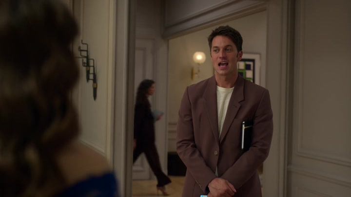 Emily_in_Paris_S02E05_WEBRip_x264-ION10_0872.jpg
