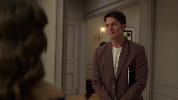 Emily_in_Paris_S02E05_WEBRip_x264-ION10_0873.jpg