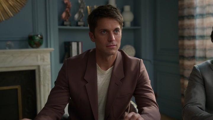 Emily_in_Paris_S02E05_WEBRip_x264-ION10_0929.jpg