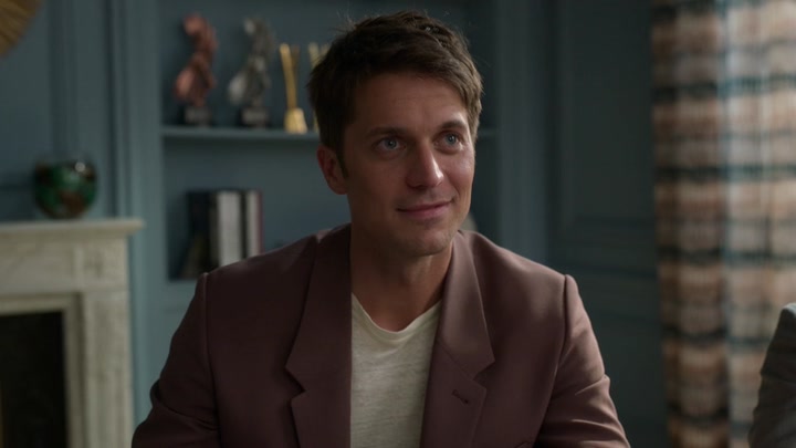 Emily_in_Paris_S02E05_WEBRip_x264-ION10_0933.jpg