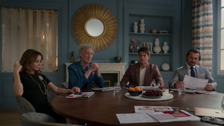 Emily_in_Paris_S02E05_WEBRip_x264-ION10_0949.jpg