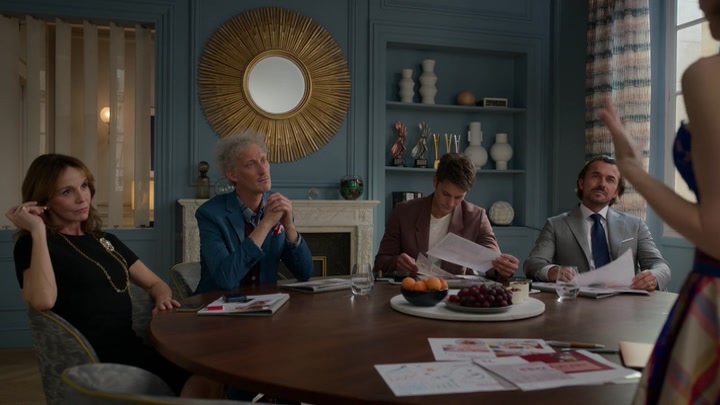 Emily_in_Paris_S02E05_WEBRip_x264-ION10_0963.jpg