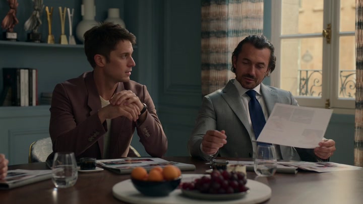 Emily_in_Paris_S02E05_WEBRip_x264-ION10_0988.jpg
