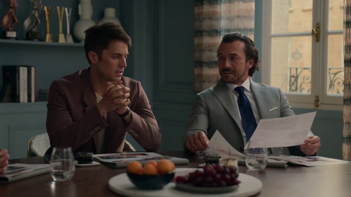 Emily_in_Paris_S02E05_WEBRip_x264-ION10_0994.jpg