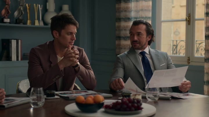 Emily_in_Paris_S02E05_WEBRip_x264-ION10_0995.jpg