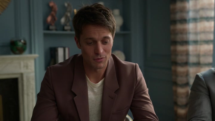 Emily_in_Paris_S02E05_WEBRip_x264-ION10_1018.jpg