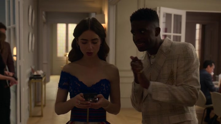 Emily_in_Paris_S02E05_WEBRip_x264-ION10_1032.jpg