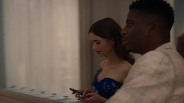 Emily_in_Paris_S02E05_WEBRip_x264-ION10_1036.jpg