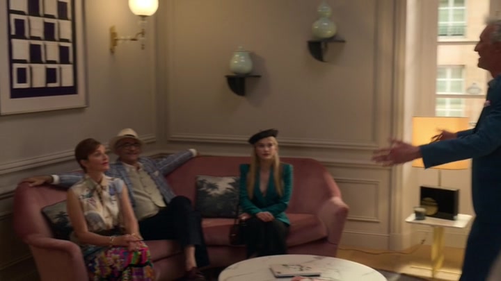 Emily_in_Paris_S02E05_WEBRip_x264-ION10_1039.jpg