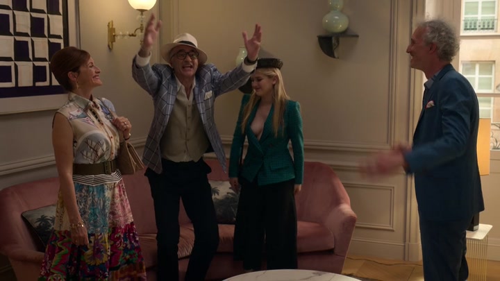 Emily_in_Paris_S02E05_WEBRip_x264-ION10_1045.jpg