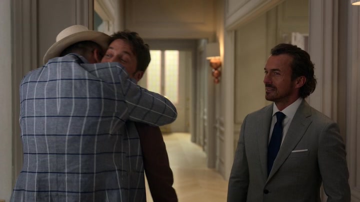 Emily_in_Paris_S02E05_WEBRip_x264-ION10_1058.jpg