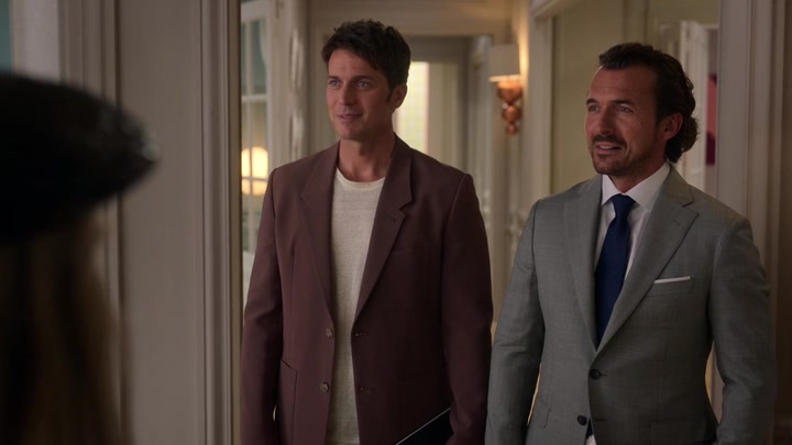 Emily_in_Paris_S02E05_WEBRip_x264-ION10_1084.jpg