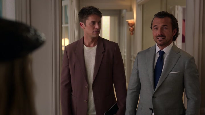 Emily_in_Paris_S02E05_WEBRip_x264-ION10_1094.jpg