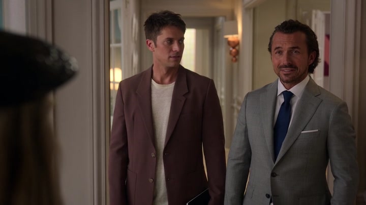 Emily_in_Paris_S02E05_WEBRip_x264-ION10_1095.jpg