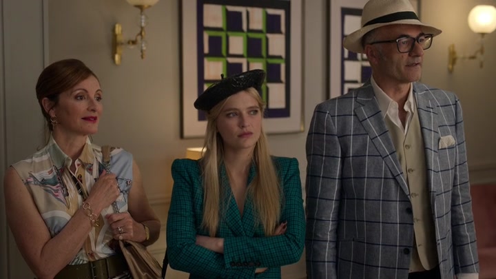 Emily_in_Paris_S02E05_WEBRip_x264-ION10_1101.jpg