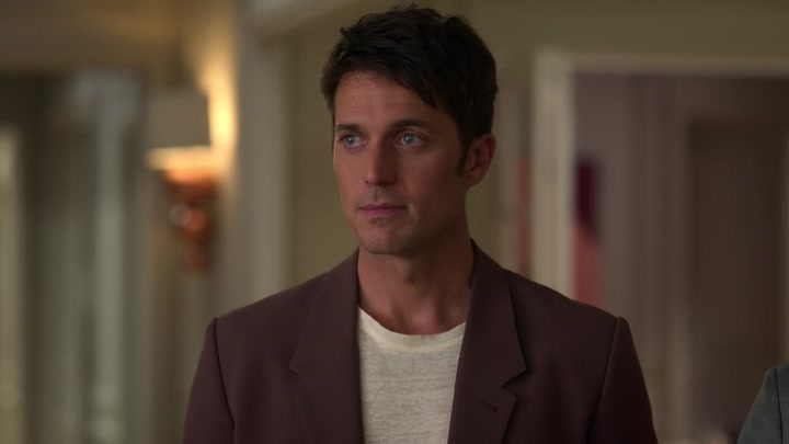 Emily_in_Paris_S02E05_WEBRip_x264-ION10_1107.jpg