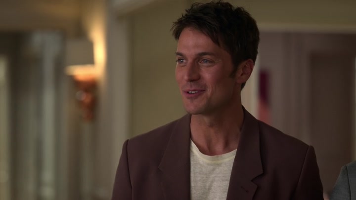 Emily_in_Paris_S02E05_WEBRip_x264-ION10_1114.jpg