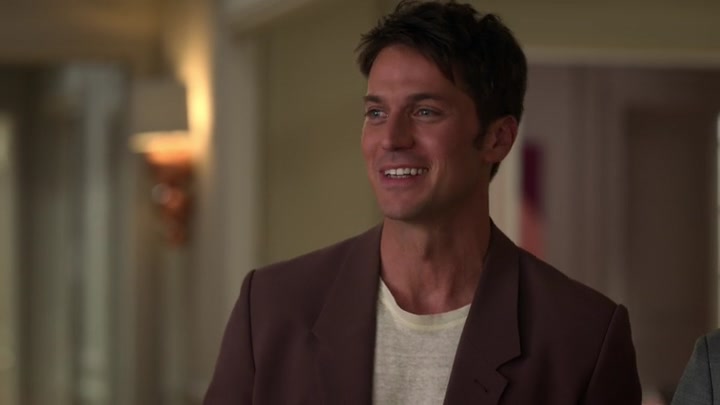 Emily_in_Paris_S02E05_WEBRip_x264-ION10_1116.jpg