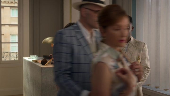 Emily_in_Paris_S02E05_WEBRip_x264-ION10_1138.jpg