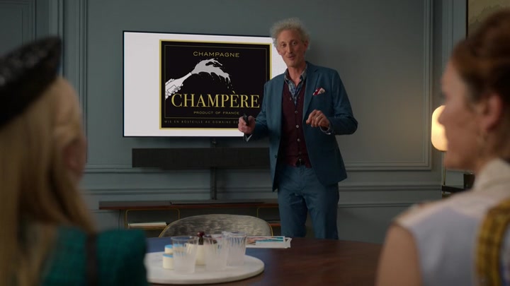 Emily_in_Paris_S02E05_WEBRip_x264-ION10_1191.jpg