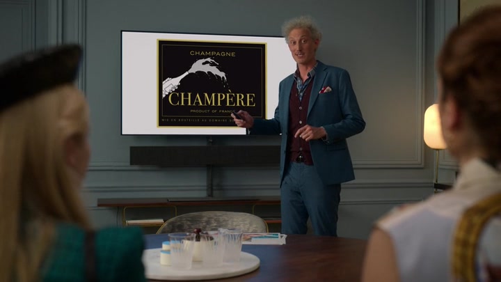 Emily_in_Paris_S02E05_WEBRip_x264-ION10_1192.jpg